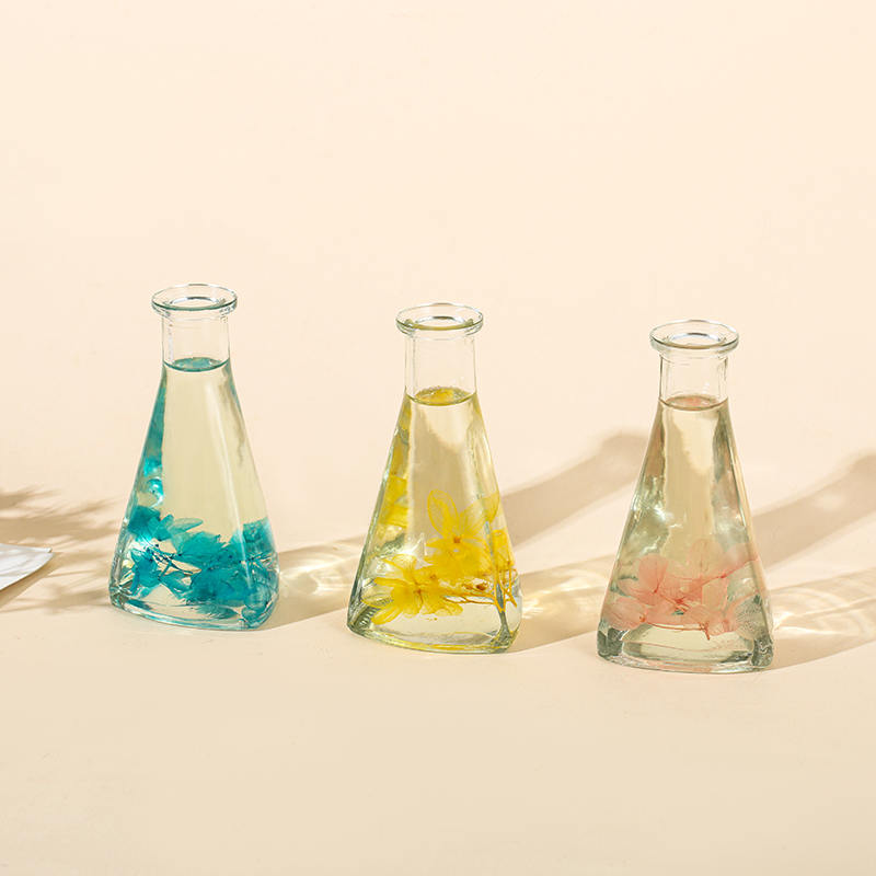 Bottiglia triangolare di fiori secchi di vite senza fuoco diffusore per aromaterapia per interni Bottiglia triangolare di fiori secchi di vite senza fuoco diffusore per aromaterapia per interni