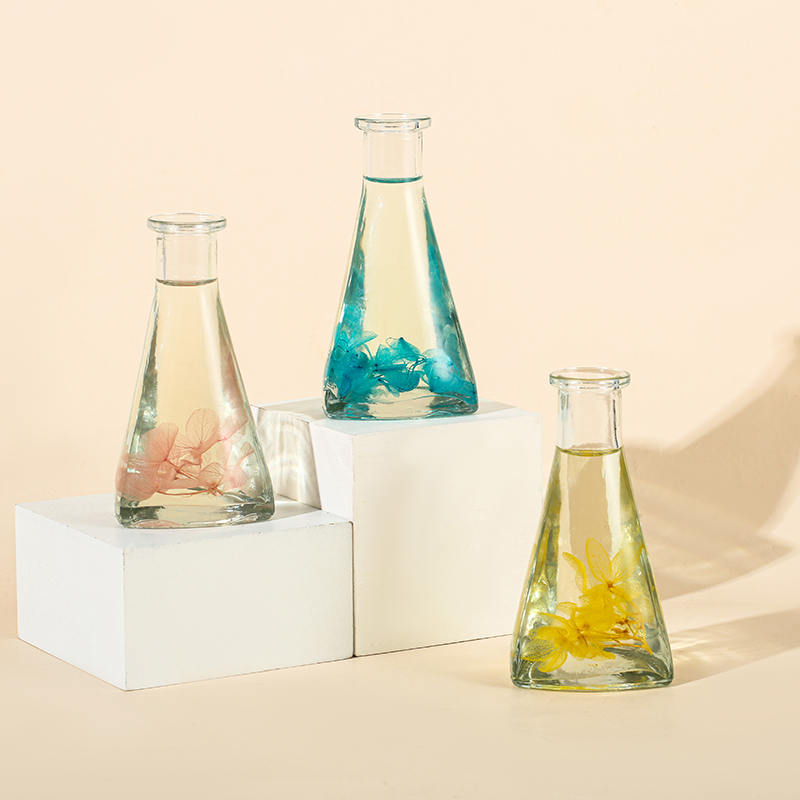 Bottiglia triangolare di fiori secchi di vite senza fuoco diffusore per aromaterapia per interni Bottiglia triangolare di fiori secchi di vite senza fuoco diffusore per aromaterapia per interni