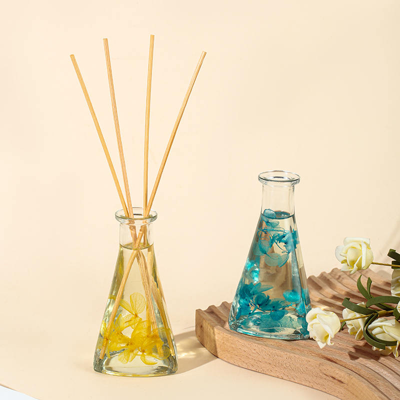 Bottiglia triangolare di fiori secchi di vite senza fuoco diffusore per aromaterapia per interni Bottiglia triangolare di fiori secchi di vite senza fuoco diffusore per aromaterapia per interni