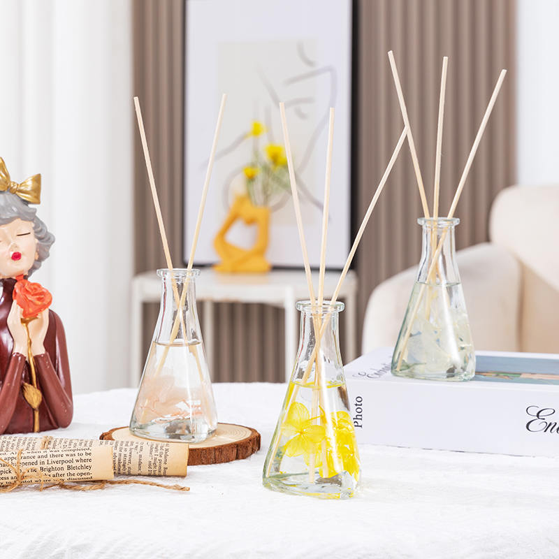 Bottiglia triangolare di fiori secchi di vite senza fuoco diffusore per aromaterapia per interni Bottiglia triangolare di fiori secchi di vite senza fuoco diffusore per aromaterapia per interni