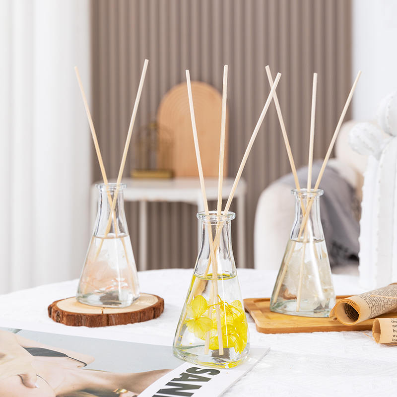 Bottiglia triangolare di fiori secchi di vite senza fuoco diffusore per aromaterapia per interni Bottiglia triangolare di fiori secchi di vite senza fuoco diffusore per aromaterapia per interni