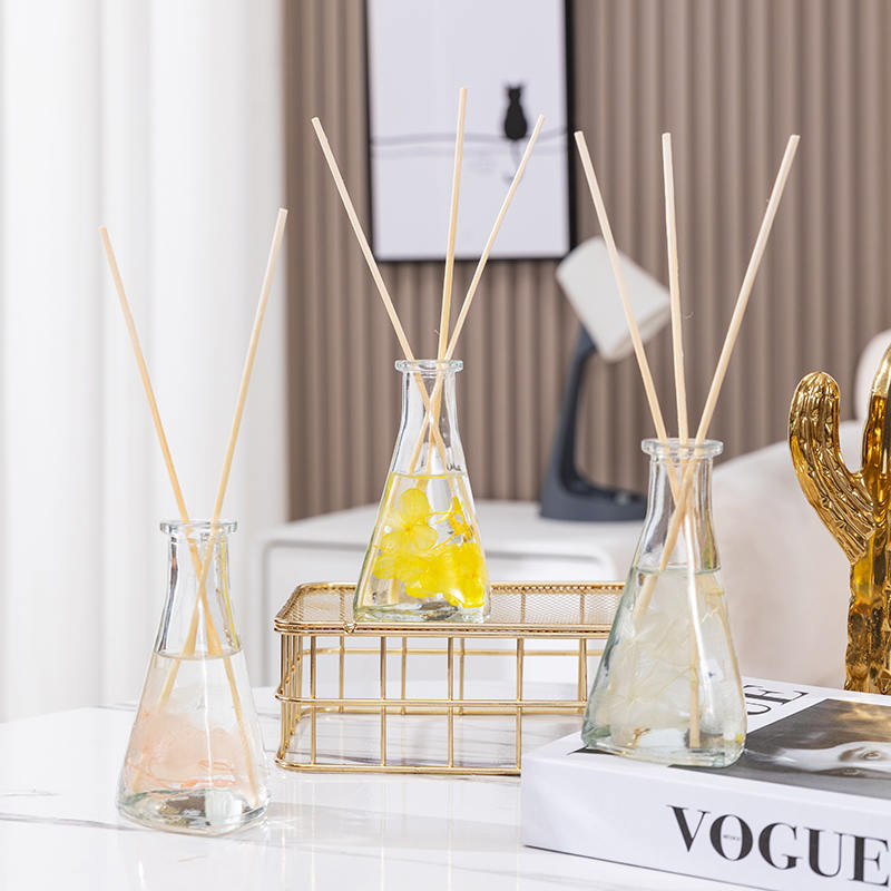 Bottiglia triangolare di fiori secchi di vite senza fuoco diffusore per aromaterapia per interni Bottiglia triangolare di fiori secchi di vite senza fuoco diffusore per aromaterapia per interni