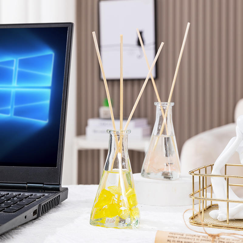 Bottiglia triangolare di fiori secchi di vite senza fuoco diffusore per aromaterapia per interni Bottiglia triangolare di fiori secchi di vite senza fuoco diffusore per aromaterapia per interni