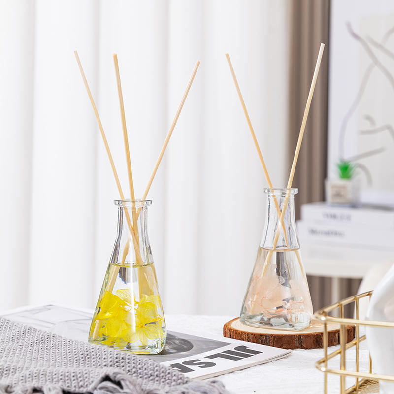 Bottiglia triangolare di fiori secchi di vite senza fuoco diffusore per aromaterapia per interni Bottiglia triangolare di fiori secchi di vite senza fuoco diffusore per aromaterapia per interni