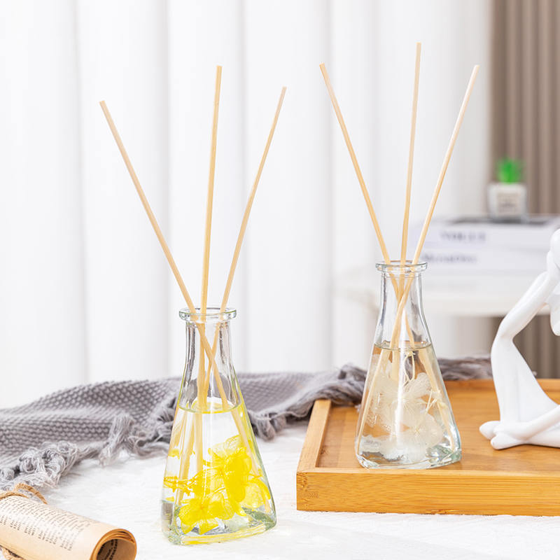 Bottiglia triangolare di fiori secchi di vite senza fuoco diffusore per aromaterapia per interni Bottiglia triangolare di fiori secchi di vite senza fuoco diffusore per aromaterapia per interni