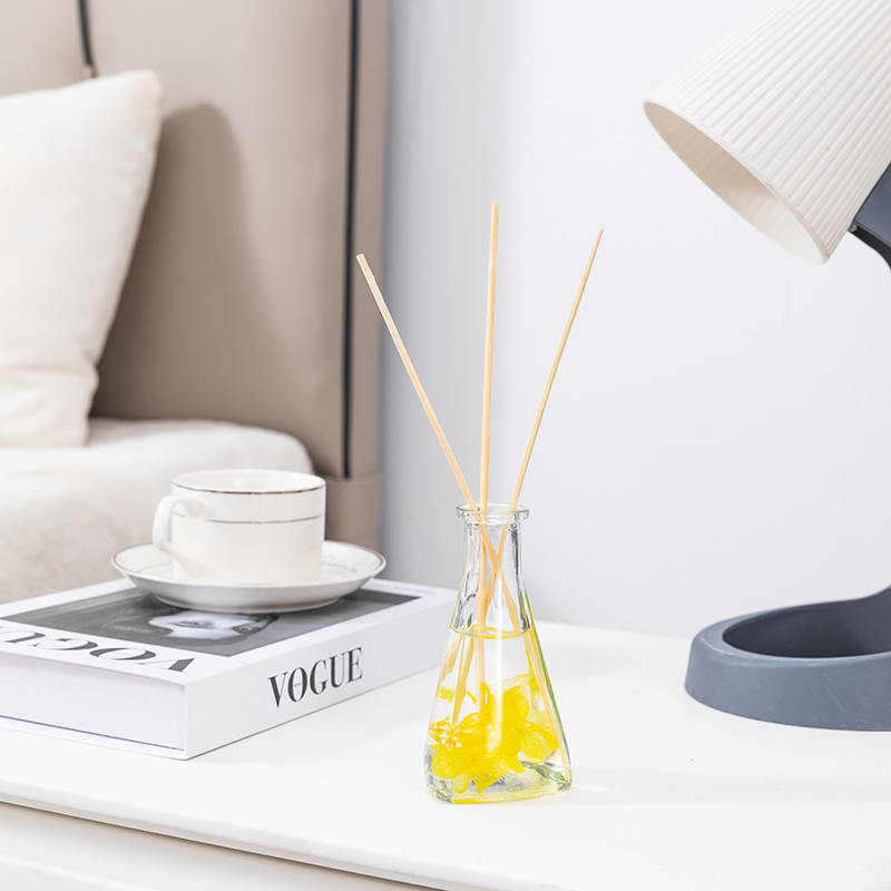 Bottiglia triangolare di fiori secchi di vite senza fuoco diffusore per aromaterapia per interni Bottiglia triangolare di fiori secchi di vite senza fuoco diffusore per aromaterapia per interni