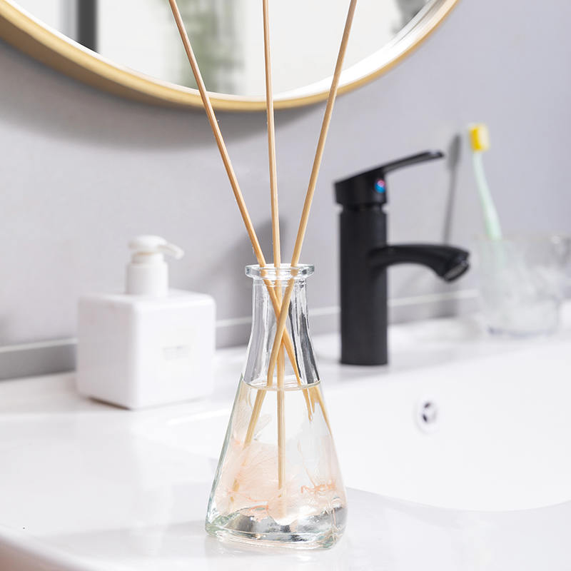 Bottiglia triangolare di fiori secchi di vite senza fuoco diffusore per aromaterapia per interni Bottiglia triangolare di fiori secchi di vite senza fuoco diffusore per aromaterapia per interni