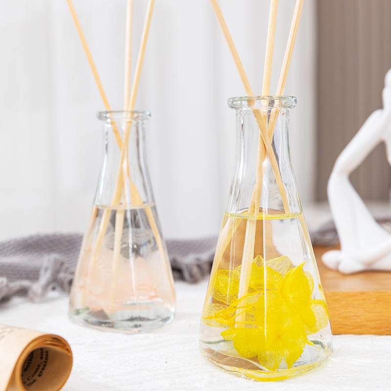 Bottiglia triangolare di fiori secchi di vite senza fuoco diffusore per aromaterapia per interni Bottiglia triangolare di fiori secchi di vite senza fuoco diffusore per aromaterapia per interni