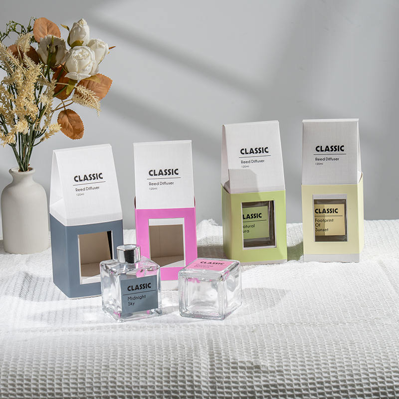 Diffusore a bastoncino classico in bottiglia di vetro quadrata