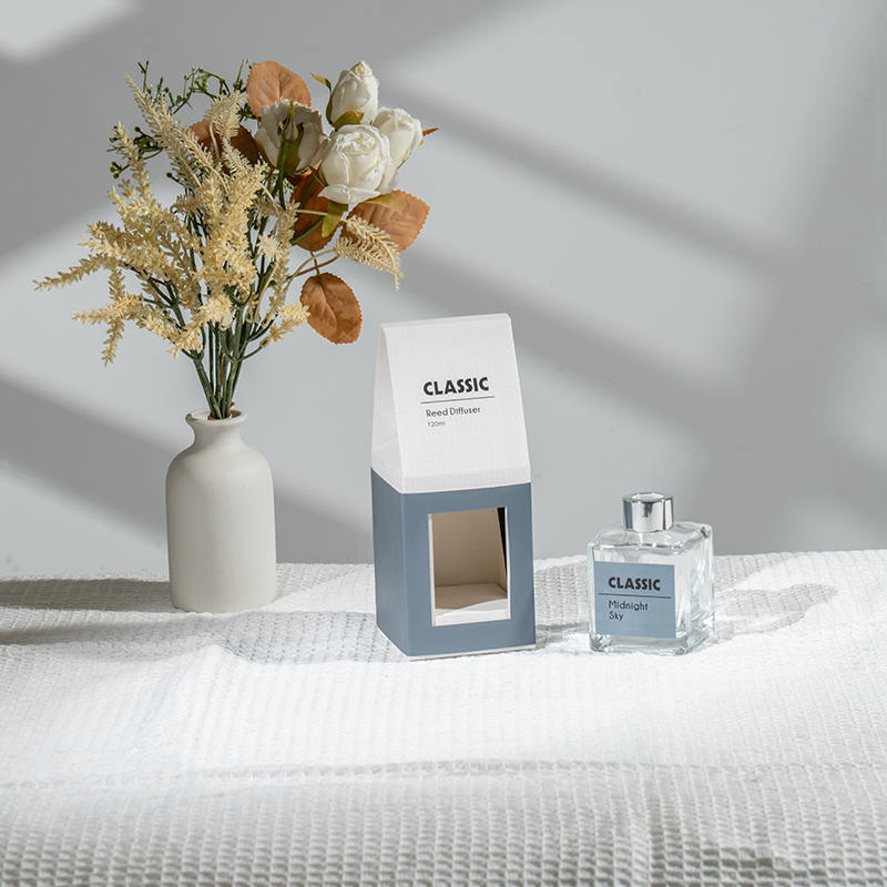 Diffusore a bastoncino classico in bottiglia di vetro quadrata