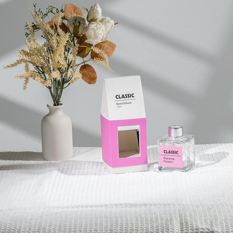 Diffusore a bastoncino classico in bottiglia di vetro quadrata