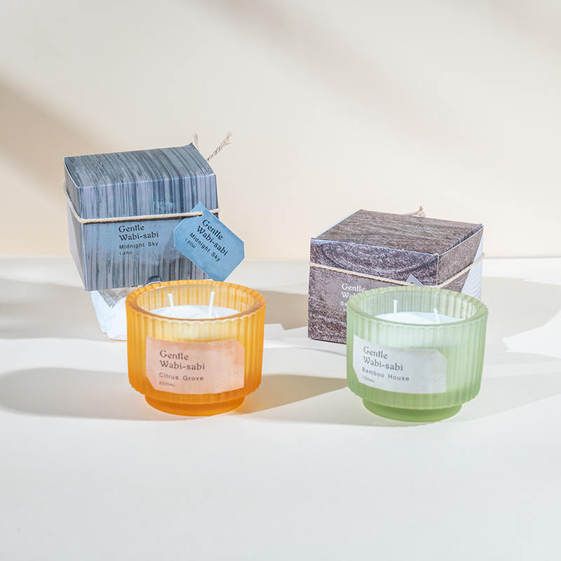 Portacandele rotondo in vetro con candele profumate a strisce verticali: venditore di candele in cera di soia ecologica