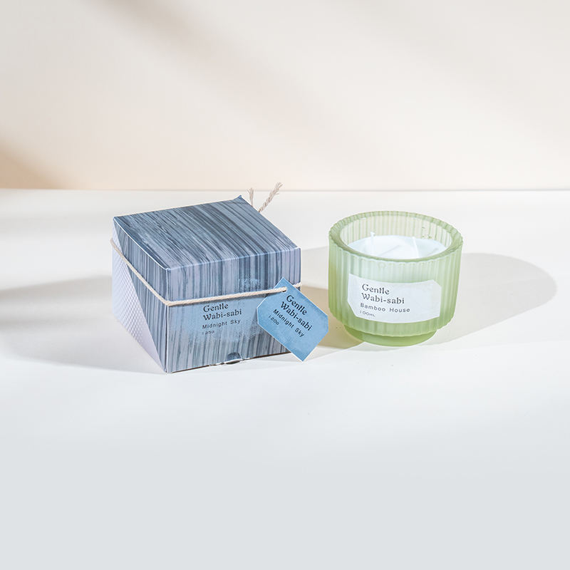 Portacandele rotondo in vetro con candele profumate a strisce verticali: venditore di candele in cera di soia ecologica