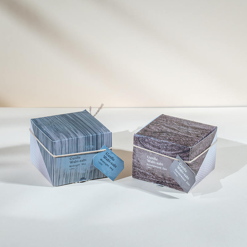 Portacandele rotondo in vetro con candele profumate a strisce verticali: venditore di candele in cera di soia ecologica