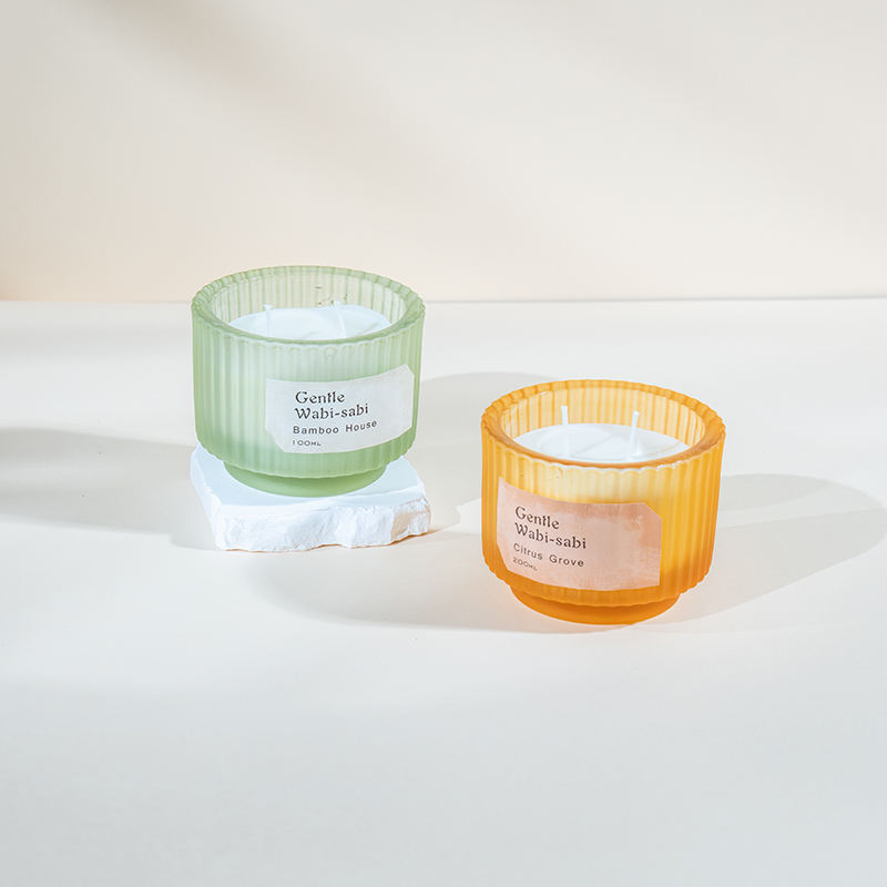 Portacandele rotondo in vetro con candele profumate a strisce verticali: venditore di candele in cera di soia ecologica