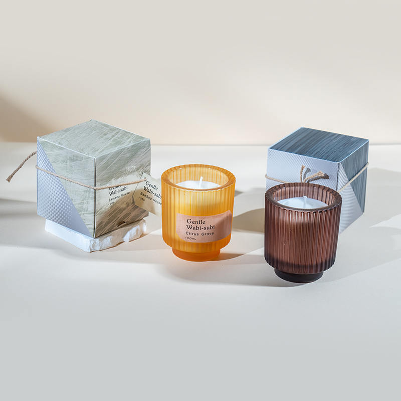 Portacandele rotondo in vetro con candele profumate a strisce verticali: venditore di candele in cera di soia ecologica