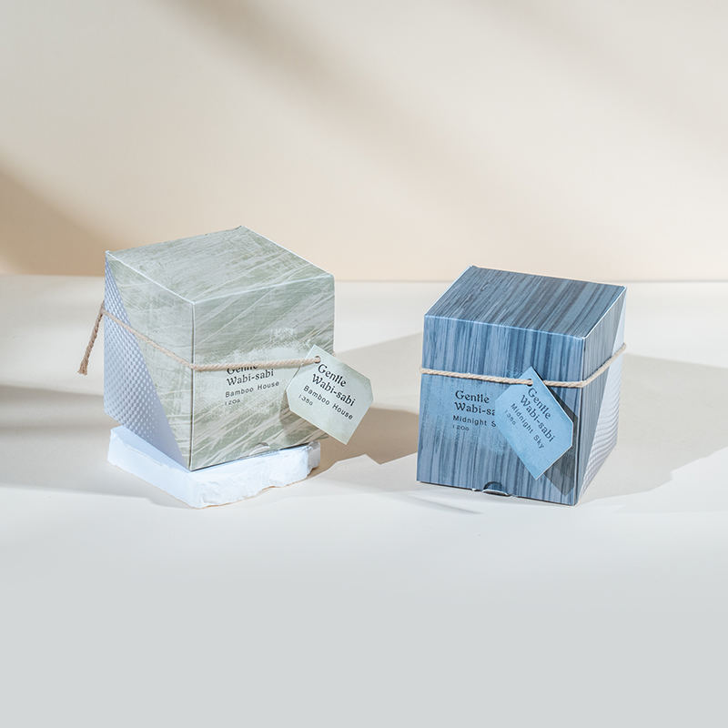 Portacandele rotondo in vetro con candele profumate a strisce verticali: venditore di candele in cera di soia ecologica