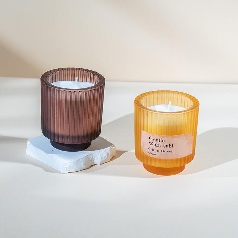 Portacandele rotondo in vetro con candele profumate a strisce verticali: venditore di candele in cera di soia ecologica