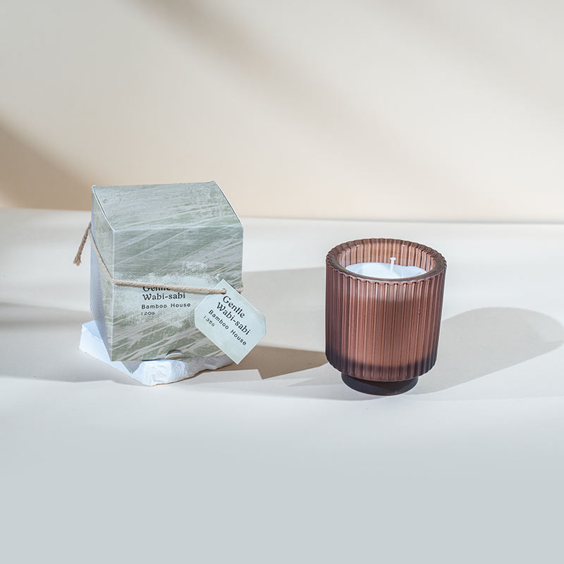 Portacandele rotondo in vetro con candele profumate a strisce verticali: venditore di candele in cera di soia ecologica