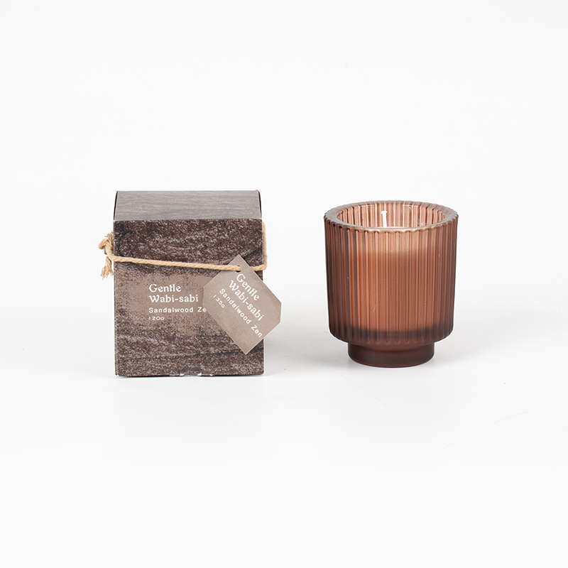 Portacandele rotondo in vetro con candele profumate a strisce verticali: venditore di candele in cera di soia ecologica