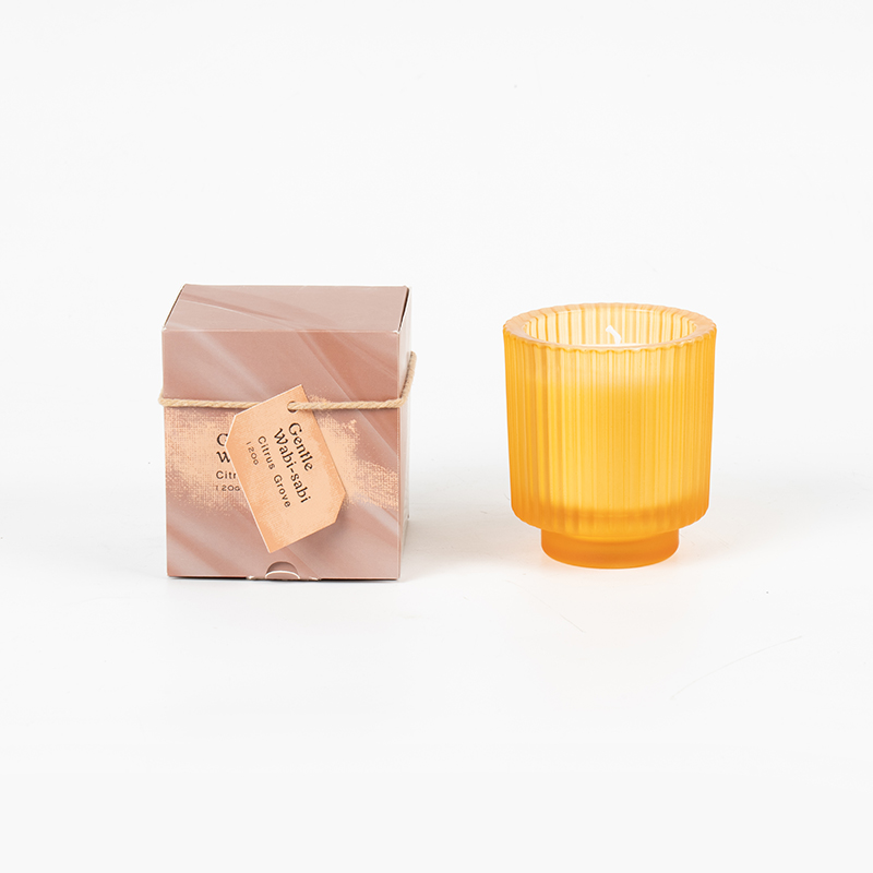 Portacandele rotondo in vetro con candele profumate a strisce verticali: venditore di candele in cera di soia ecologica