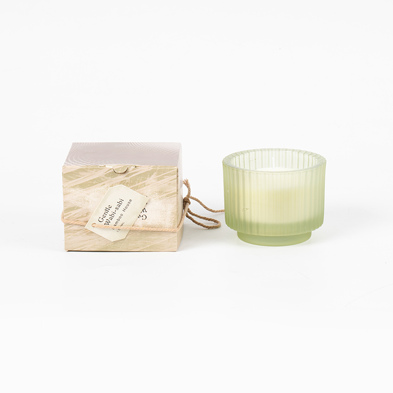 Portacandele rotondo in vetro con candele profumate a strisce verticali: venditore di candele in cera di soia ecologica