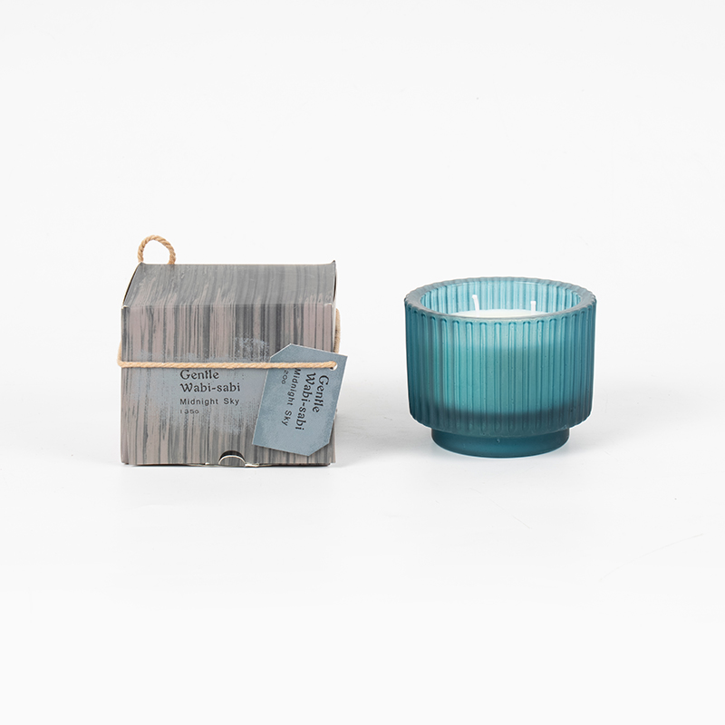 Portacandele rotondo in vetro con candele profumate a strisce verticali: venditore di candele in cera di soia ecologica