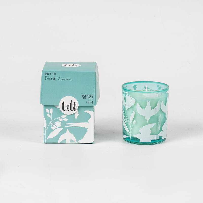 Classica candela profumata a tazza rotonda con stampa di figure in carta