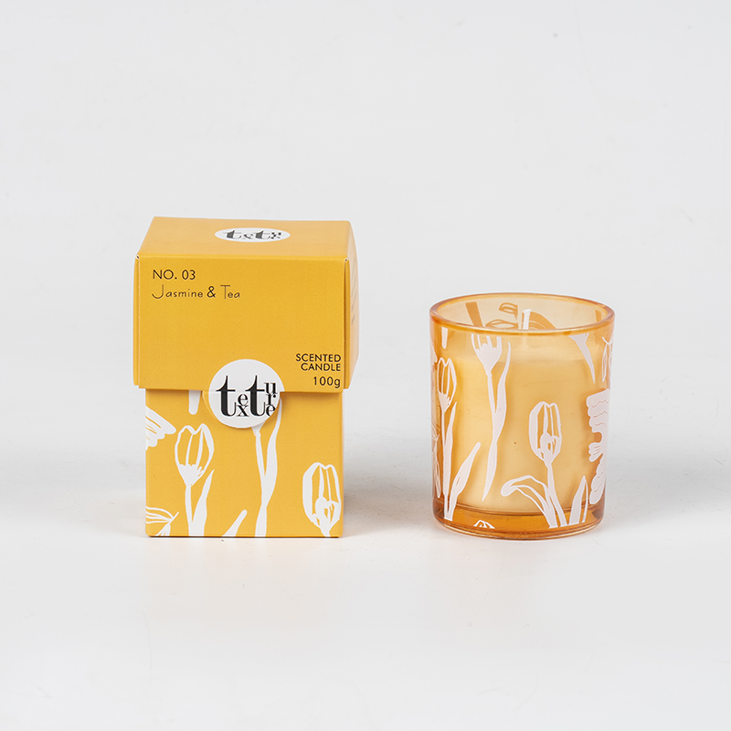 Classica candela profumata a tazza rotonda con stampa di figure in carta