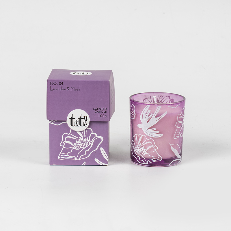 Classica candela profumata a tazza rotonda con stampa di figure in carta