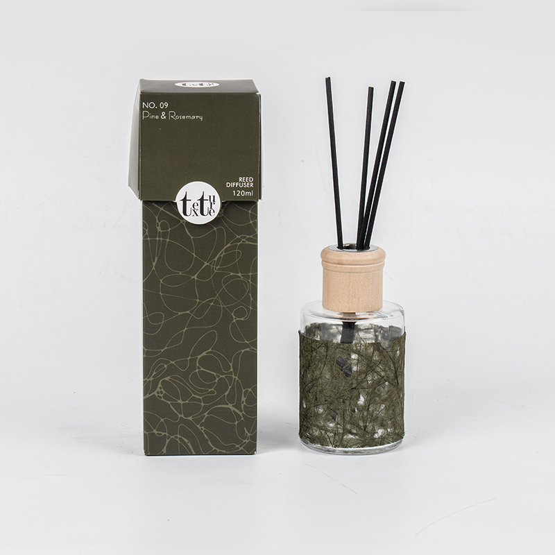 Classica bottiglia rotonda in vetro con coperchio in legno in un simpatico diffusore a bastoncino decorativo in carta-venditore di fragranze per la casa