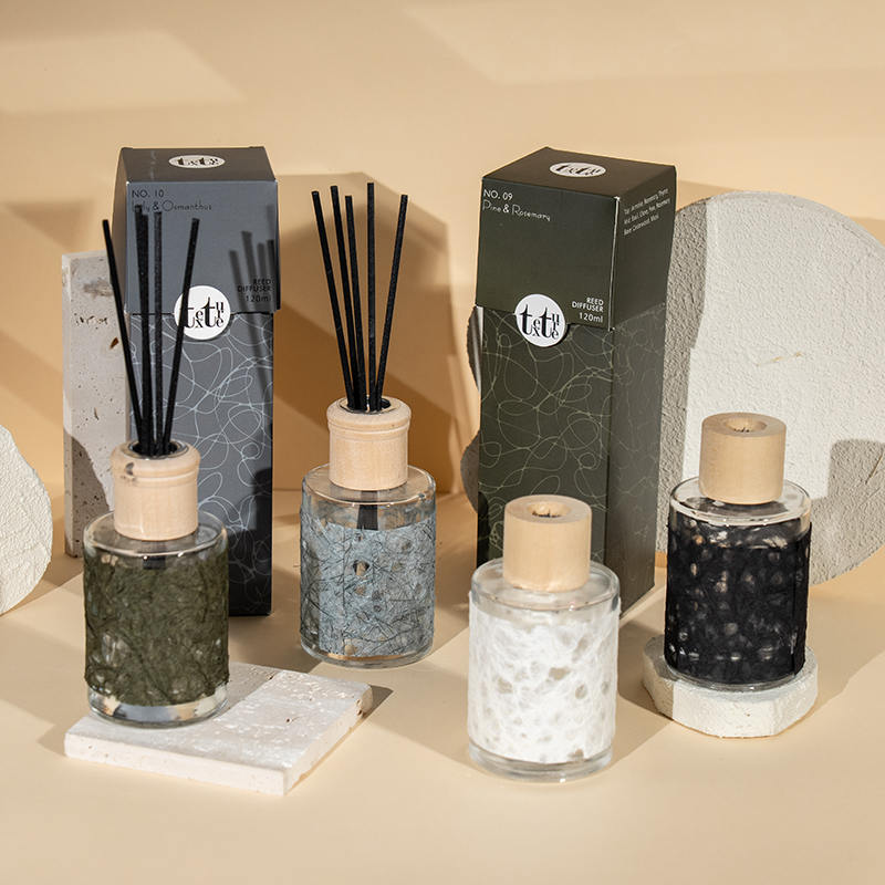 Classica bottiglia rotonda in vetro con coperchio in legno in un simpatico diffusore a bastoncino decorativo in carta-venditore di fragranze per la casa