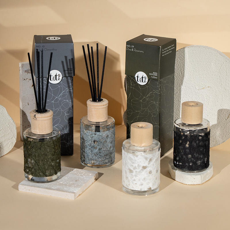 Classica bottiglia rotonda in vetro con coperchio in legno in un simpatico diffusore a bastoncino decorativo in carta-venditore di fragranze per la casa