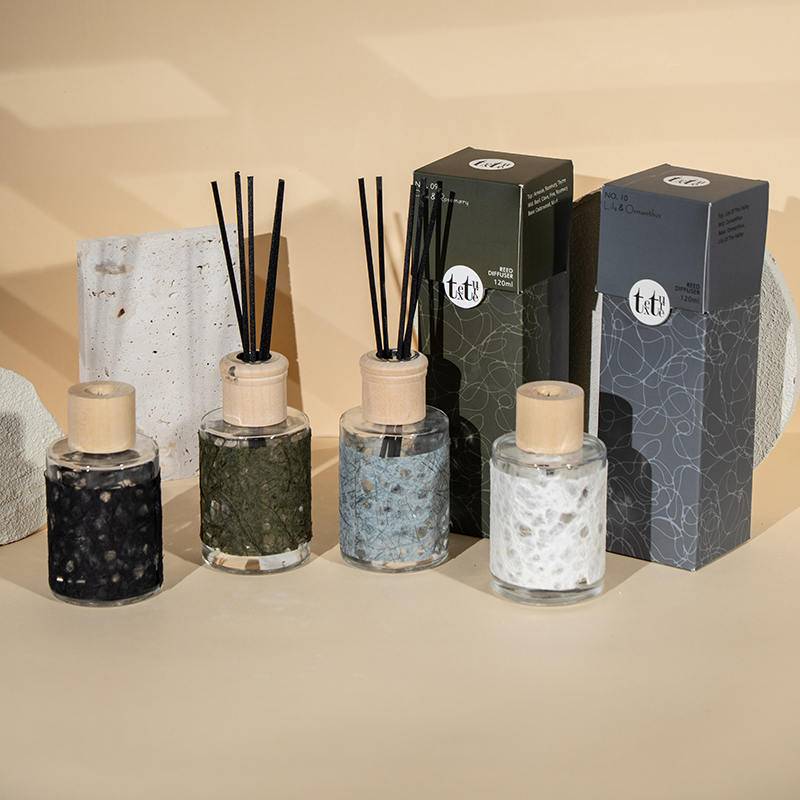 Classica bottiglia rotonda in vetro con coperchio in legno in un simpatico diffusore a bastoncino decorativo in carta-venditore di fragranze per la casa