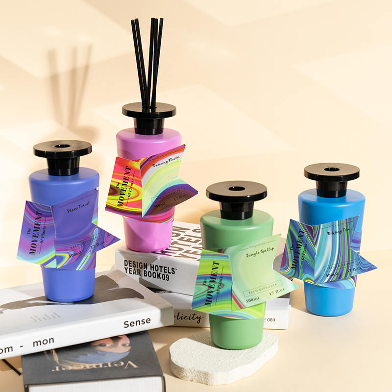 Produzione di diffusori a lamella per bottiglie di profumo rotonde in vetro trasparente a cono