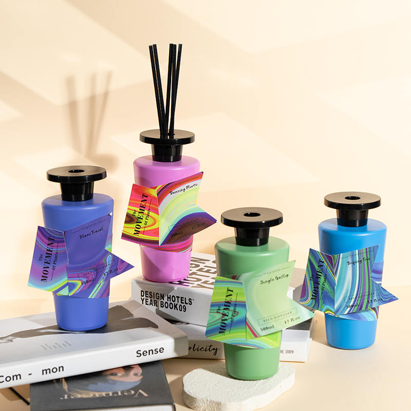 Produzione di diffusori a lamella per bottiglie di profumo rotonde in vetro trasparente a cono