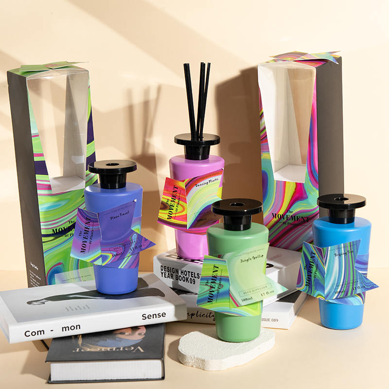 Produzione di diffusori a lamella per bottiglie di profumo rotonde in vetro trasparente a cono