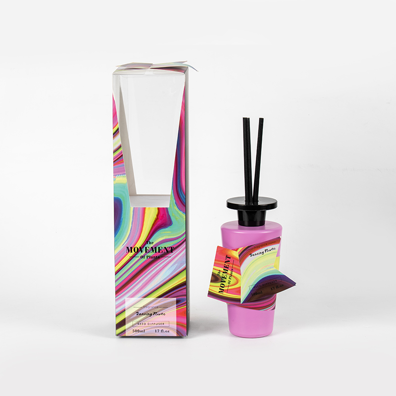 Produzione di diffusori a lamella per bottiglie di profumo rotonde in vetro trasparente a cono