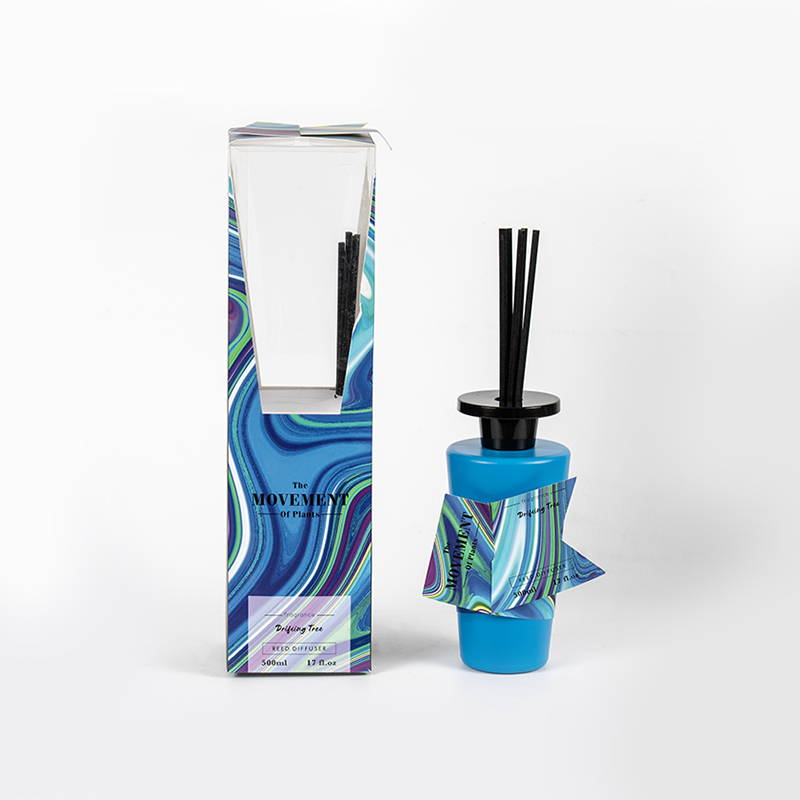 Produzione di diffusori a lamella per bottiglie di profumo rotonde in vetro trasparente a cono