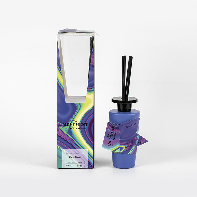 Produzione di diffusori a lamella per bottiglie di profumo rotonde in vetro trasparente a cono