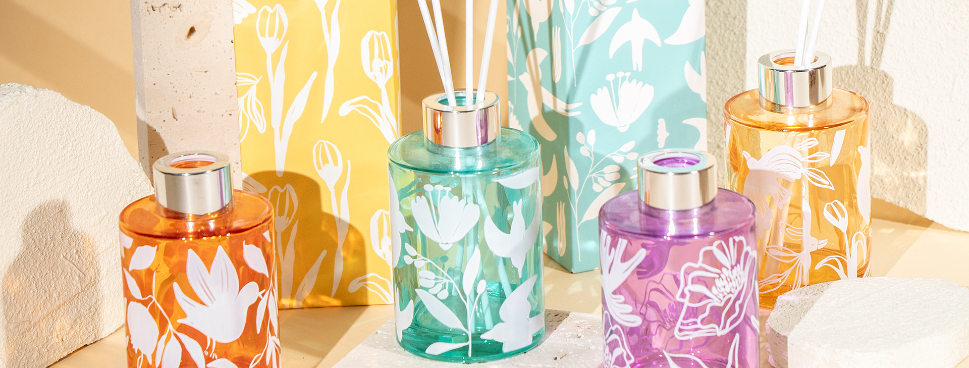 Classica candela profumata a tazza rotonda con stampa di figure in carta